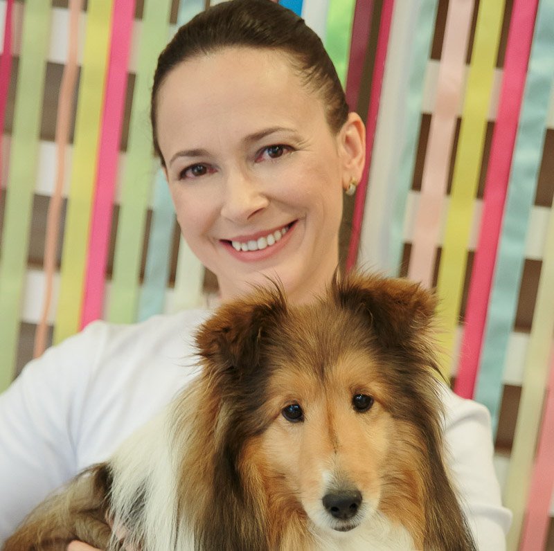 Dra. Themis Regina Kogitzki com um cachorro
