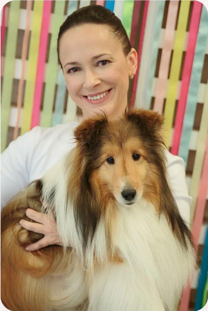 Dra. Themis Regina Kogitzki com um cão