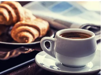 Xícara de café com croissants